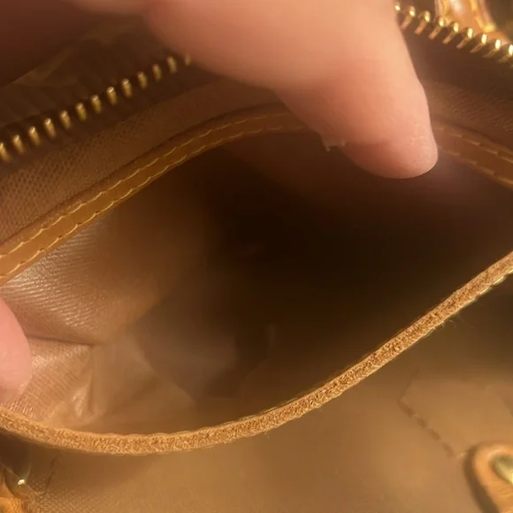 Speedy Bag - Authentic Louis Vuitton Medium Speedy Handbag. - Picture 6 of 16